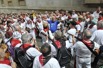 Un momento de la kantujira de los pasados sanfermines. (Idoia ZABALETA/ARGAZKI PRESS)