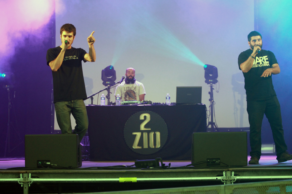 2zio taldeko hirukoteak hitz ezarri dizkiete gazteen eta jendartearen arrengurei. © Bob EDME 2zio taldeko hirukoteak hitz ezarri dizkiete gazteen eta jendartearen arrengurei. © Bob EDME