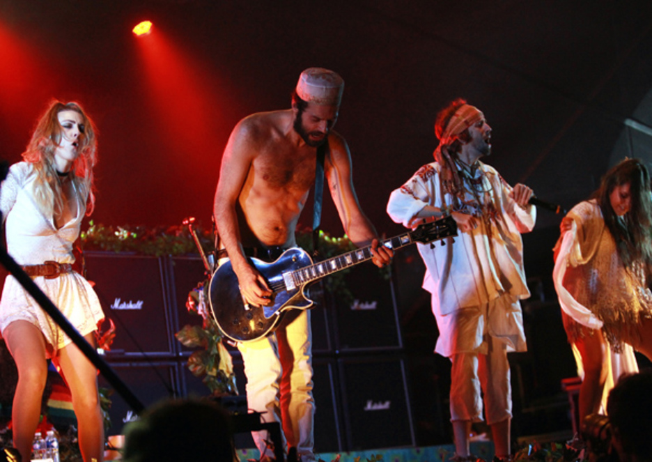 Ceystal Fightersen zuzenekoak festa giropean utzi dzuen publikoa. © Bob EDME Ceystal Fightersen zuzenekoak festa giropean utzi dzuen publikoa. © Bob EDME