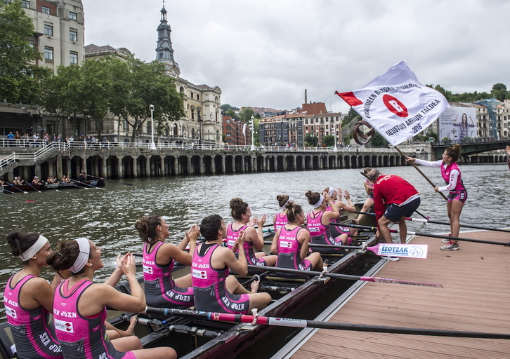 San Juango arraunlariak bandera eskuan (Marisol RAMIREZ | ARGAZKI PRESS)