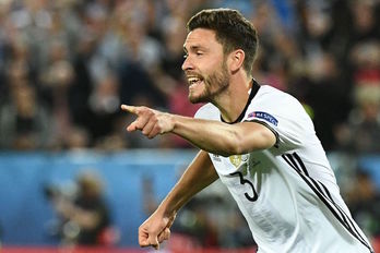 Ez zuen askorik pentsatuko Hector alemaniarrak penaltia jaurti beharko zuenik, jaurti eta garaipenaren gola lortu du. ( VINCENZO PINTO | AFP )