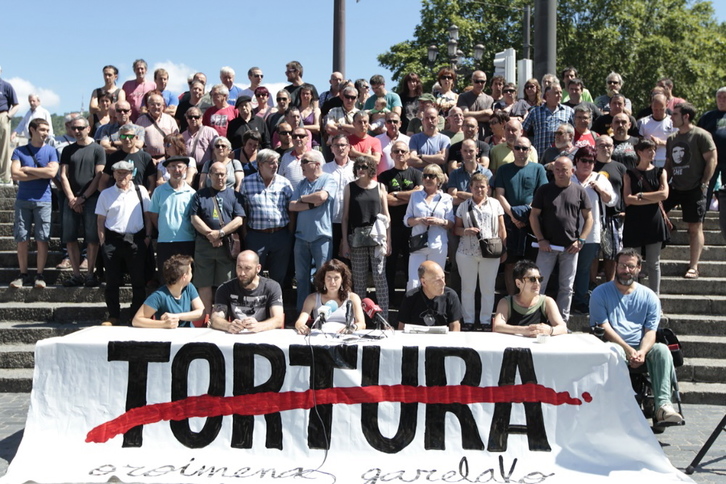 Imagen de la rueda de prensa de vecinos y vecinas de Bilbo que han sido torturados y torturadas. (ARGAZKI PRESS)