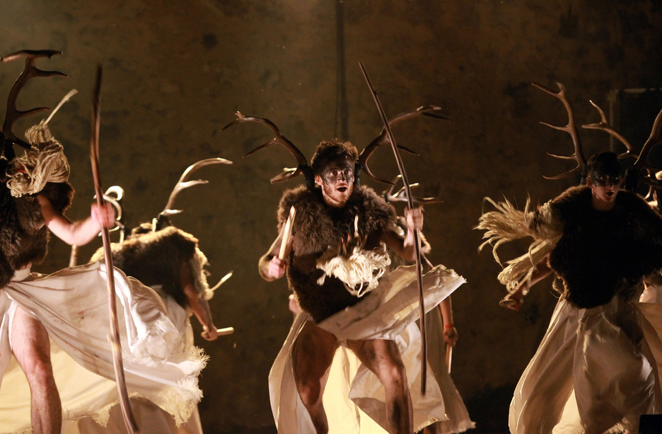 Vendredi soir, entre deux concerts, le spectacle de danse de Bilaka a capté l'attention du public. © Bob EDME