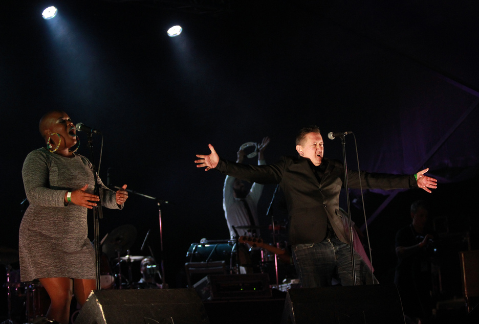 Fermin Muguruza était accompagné par de bons musiciens samedi soir. © Bob EDME