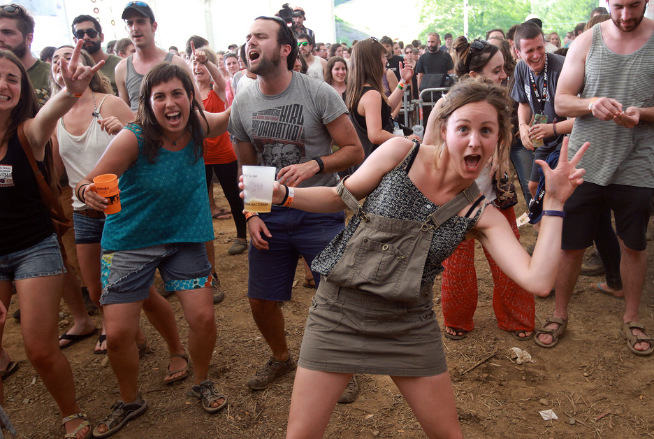 A l'ombre, la fête est plus folle. © Bob EDME
