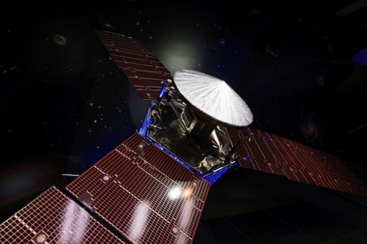 Representación de la sonda Juno a escala 1/5 en unos laboratorios de Pasadena, en California. (Robyn BECK/AFP)