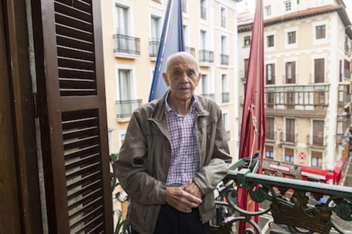 El Tuli posa en el balcón desde el que lanzará el txupinazo. (Idoia ZABALETA/ARGAZKI PRESS)