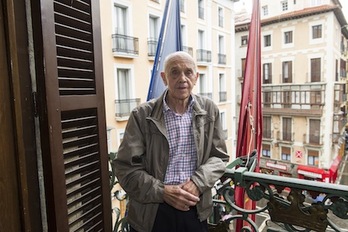 El Tuli posa en el balcón desde el que lanzará el txupinazo. (Idoia ZABALETA/ARGAZKI PRESS)
