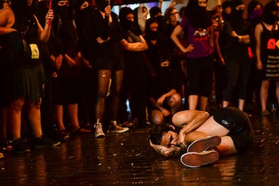 Una de las participantes, en el suelo mojado por la lluvia. (Idoia ZABALETA/ARGAZKI PRESS)