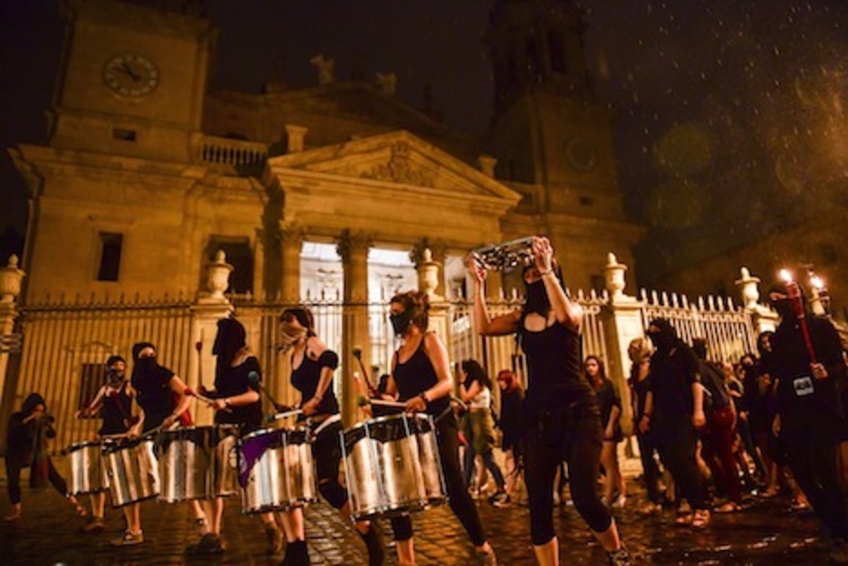 La manifestación pasa junto a la catedral. (Idoia ZABALETA/ARGAZKI PRESS)
