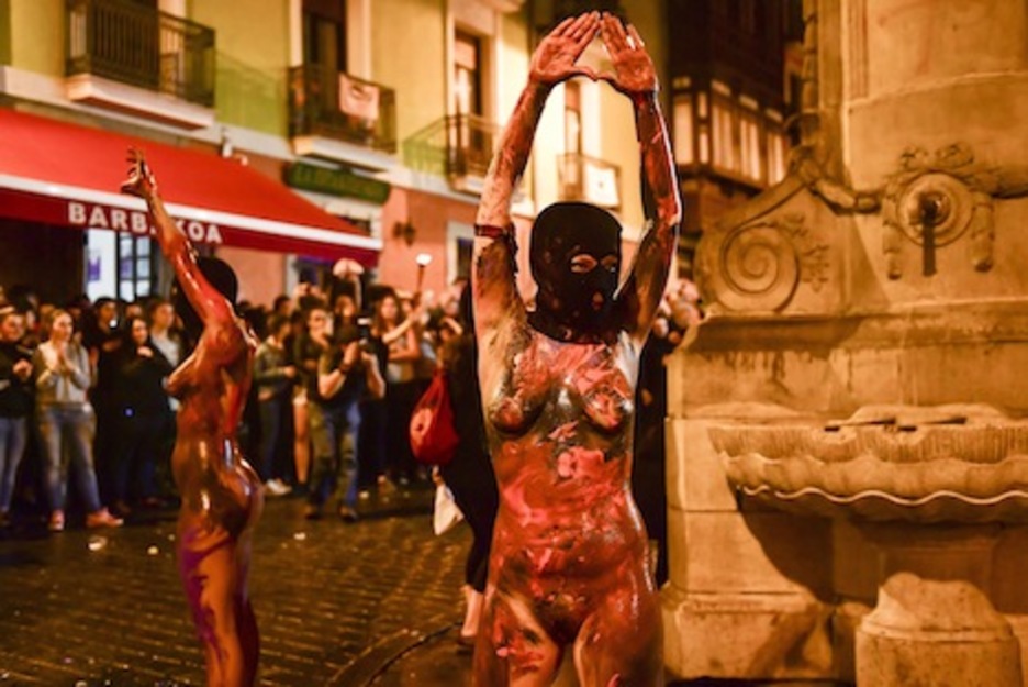 Varias manifestantes impregnaron su cuerpo desnudo con pintura. (Idoia ZABALETA/ARGAZKI PRESS)