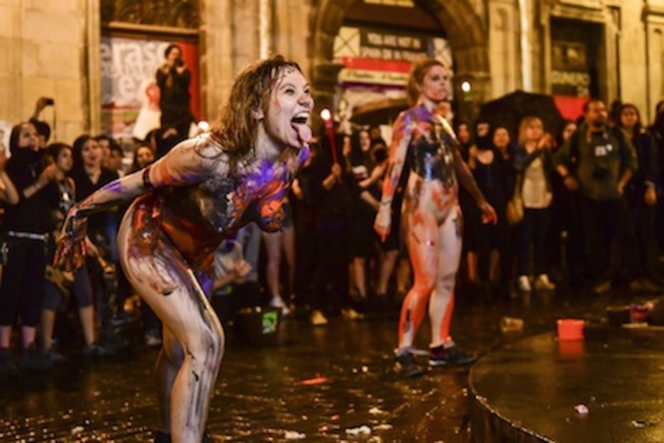Gestos y gritos de las mujeres que se desnudaron. (Idoia ZABALETA/ARGAZKI PRESS)