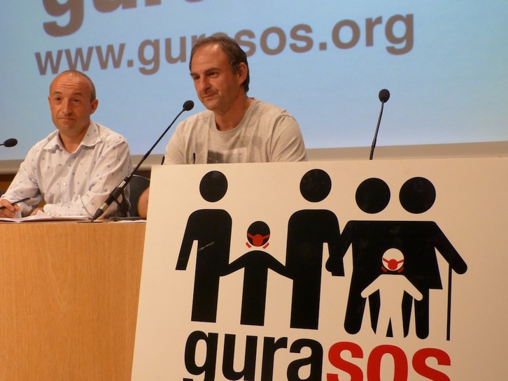Ezkerretik eskuinera, Joseba Belaustegi eta Joxemari Izeta, GuraSOSeko kideak, prentsaurrekoan. (Gurasos)