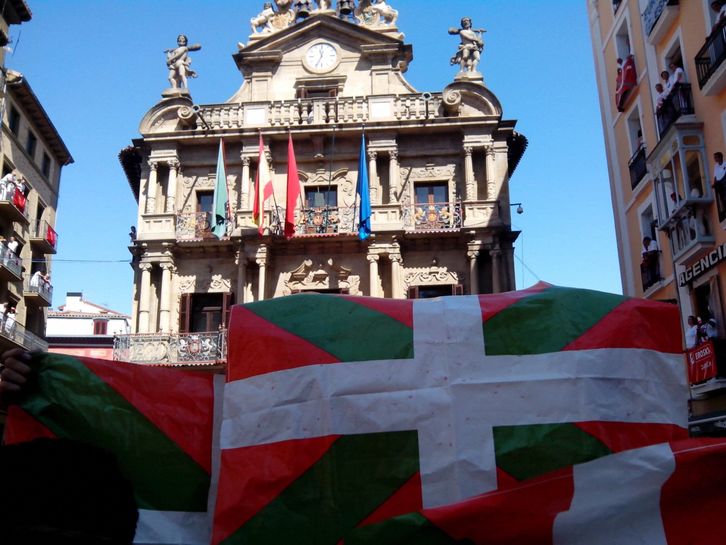 Ambiente en la plaza antes de que volara el cohete. (GAIZKA AZKETA)