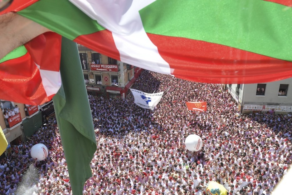 A falta de ikurriña en el balcón del Ayuntamiento, la enseña vasca ha estado presente por toda la plaza. (Idoia ZABALETA/ARGAZKI PRESS) A falta de ikurriña en el balcón del Ayuntamiento, la enseña vasca ha estado presente por toda la plaza. (Idoia ZABALETA/ARGAZKI PRESS)