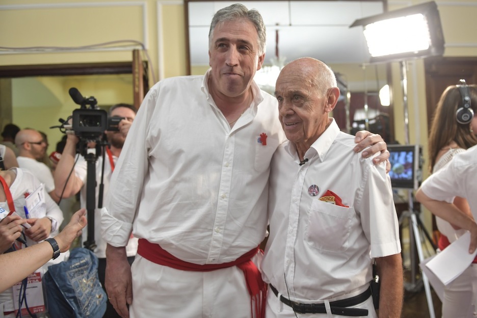El alcalde, Joseba Asiron, posa junto a Jesús Ilundain ‘El Tuli’, antes de lanzar el txupinazo. (Idoia ZABALETA/ARGAZKI PRESS) El alcalde, Joseba Asiron, posa junto a Jesús Ilundain ‘El Tuli’, antes de lanzar el txupinazo. (Idoia ZABALETA/ARGAZKI PRESS)