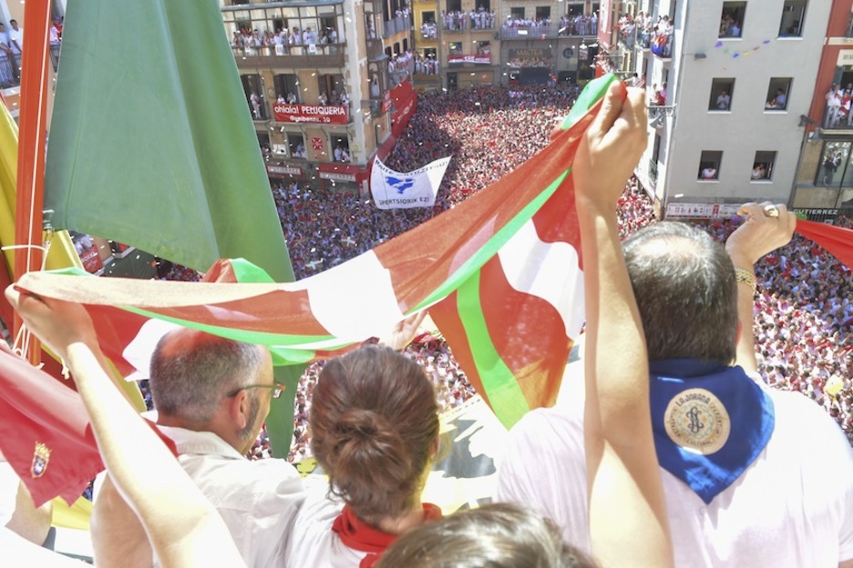 Aspecto que presentaba la plaza del Ayuntamiento. (Idoia ZABALETA/ARGAZKI PRESS) Aspecto que presentaba la plaza del Ayuntamiento. (Idoia ZABALETA/ARGAZKI PRESS)