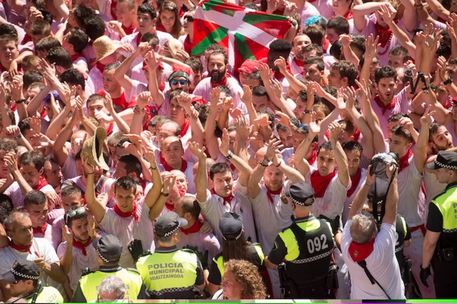 La multitud aguarda la salida de los gaiteros. (Idoia ZABALETA/ARGAZKI PRESS) La multitud aguarda la salida de los gaiteros. (Idoia ZABALETA/ARGAZKI PRESS)