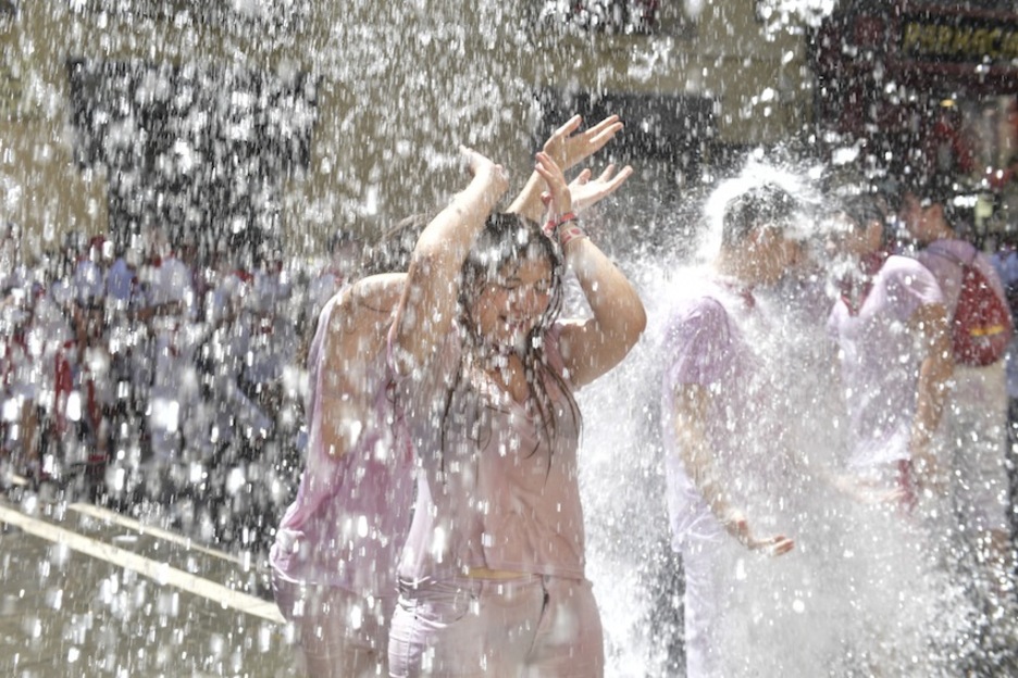 Un baño refrescante no está de más. (Idoia ZABALETA/ARGAZKI PRESS) Un baño refrescante no está de más. (Idoia ZABALETA/ARGAZKI PRESS)