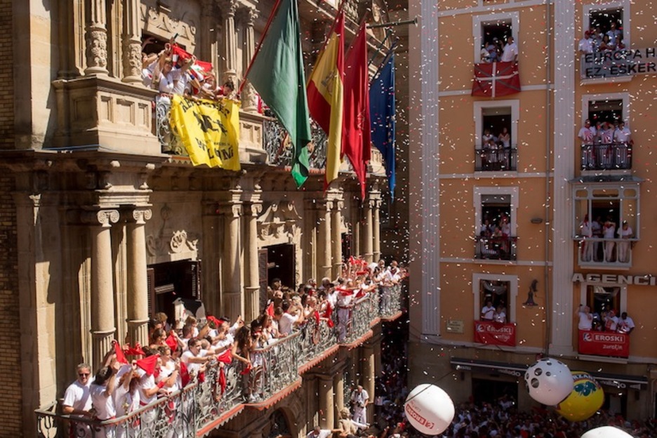 Aspecto que lucía el Ayuntamiento tras el txupinazo. (Iñigo URIZ/ARGAZKI PRESS) Aspecto que lucía el Ayuntamiento tras el txupinazo. (Iñigo URIZ/ARGAZKI PRESS)