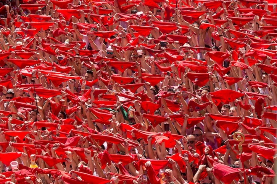 Pañuelicos en alto instantes antes del cohete. (Iñigo URIZ/ARGAZKI PRESS) Pañuelicos en alto instantes antes del cohete. (Iñigo URIZ/ARGAZKI PRESS)