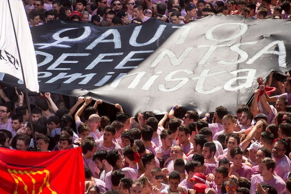 Una enorme bandera reivindica la autodefensa feminista. (Iñigo URIZ/ARGAZKI PRESS) Una enorme bandera reivindica la autodefensa feminista. (Iñigo URIZ/ARGAZKI PRESS)