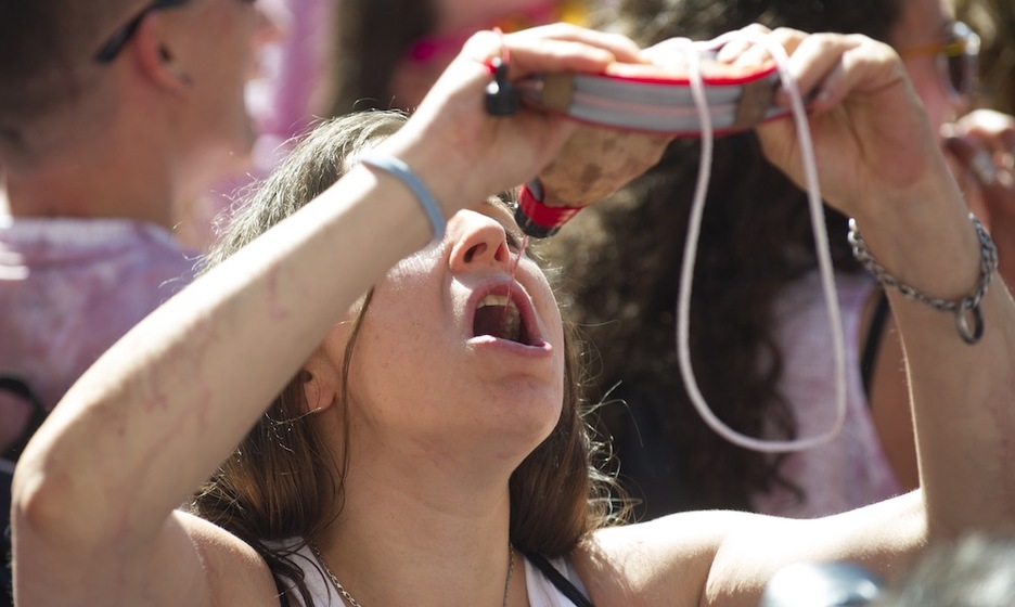 Una joven bebe de una bota de vino (Jagoba MANTEROLA/ARGAZKIPRESS) Una joven bebe de una bota de vino (Jagoba MANTEROLA/ARGAZKIPRESS)