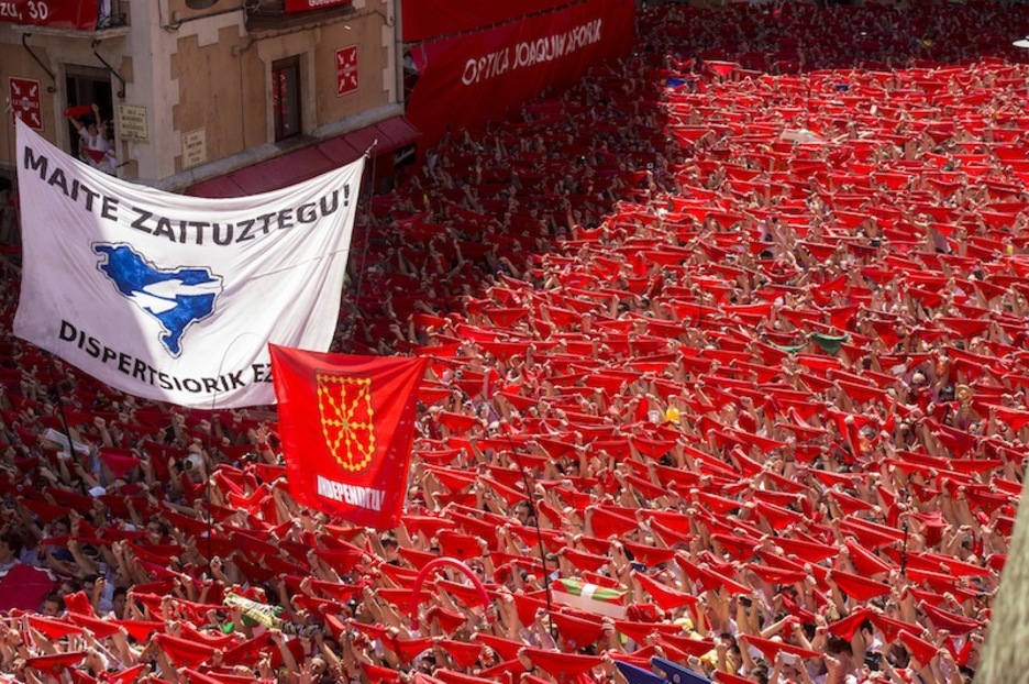 Txupinazoa lehertzear, Udal Plaza gorriz busti da. (Iñigo URIZ/ARGAZKI PRESS) Txupinazoa lehertzear, Udal Plaza gorriz busti da. (Iñigo URIZ/ARGAZKI PRESS)