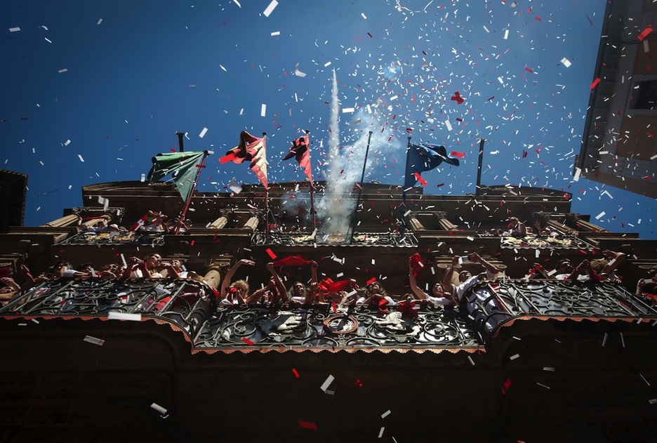 Lanzamiento de confetis rojos y blancos momentos antes del txupinazo. (Miguel RIOPA/AFP) Lanzamiento de confetis rojos y blancos momentos antes del txupinazo. (Miguel RIOPA/AFP)