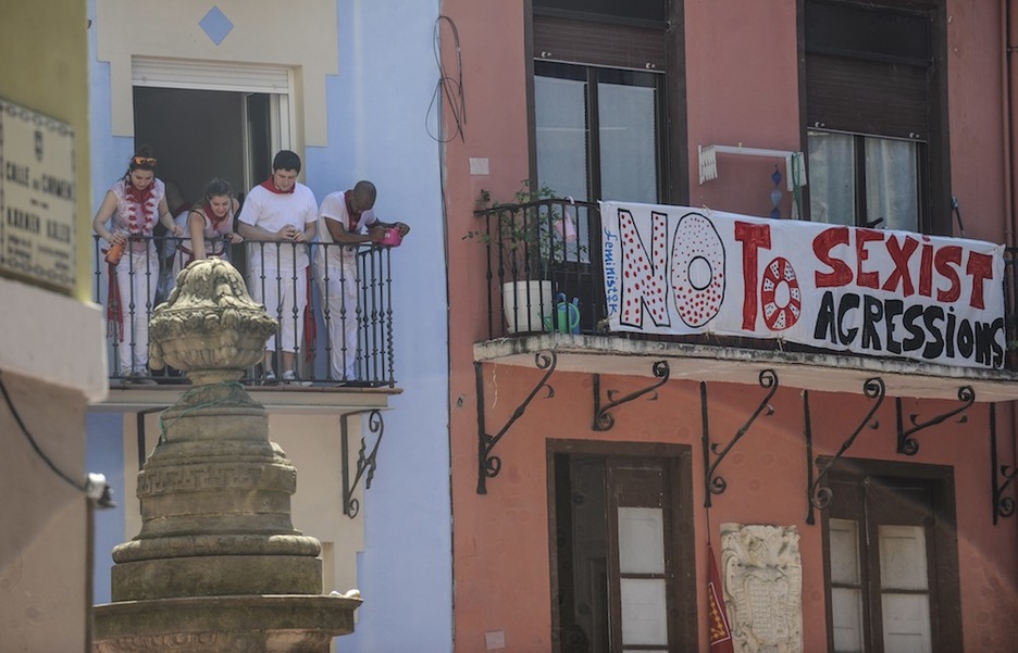 Eraso sexisten aurkako mezua Iruñeko txoko aunitzetan presente. (Jagoba MANTEROLA/ARGAZKIPRESS) Eraso sexisten aurkako mezua Iruñeko txoko aunitzetan presente. (Jagoba MANTEROLA/ARGAZKIPRESS)