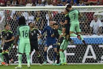 Cristiano Ronaldo supera a su marcador para anotar el 1-0. (Francisco LEONG / AFP)