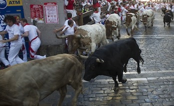 Los astados toman limpiamente la curva de Estafeta a pesar de que el suelo estaba mojado. (Jagoba MANTEROLA/ARGAZKI PRESS)