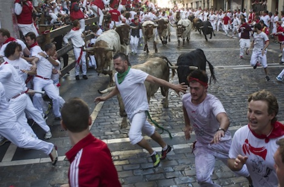 El toro jabonero toma la curva de Estafeta. (Jagoba MANTEROLA/ARGAZKI PRESS) El toro jabonero toma la curva de Estafeta. (Jagoba MANTEROLA/ARGAZKI PRESS)