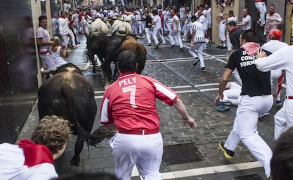 Un grupo de cola de toros avanza por la Estafeta. (Jagoba MANTEROLA/ARGAZKI PRESS) Un grupo de cola de toros avanza por la Estafeta. (Jagoba MANTEROLA/ARGAZKI PRESS)