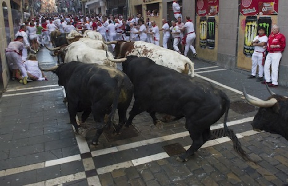 Los toros han tomado la curva sin problemas a pesar de que el piso estaba mojado por la lluvia. (Jagoba MANTEROLA/ARGAZKI PRESS) Los toros han tomado la curva sin problemas a pesar de que el piso estaba mojado por la lluvia. (Jagoba MANTEROLA/ARGAZKI PRESS)
