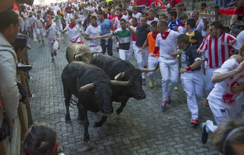 Los dos últimos toros de la manada enfilan hacia la plaza de toros. (Andoni CANELLADA/ARGAZKI PRESS) Los dos últimos toros de la manada enfilan hacia la plaza de toros. (Andoni CANELLADA/ARGAZKI PRESS)