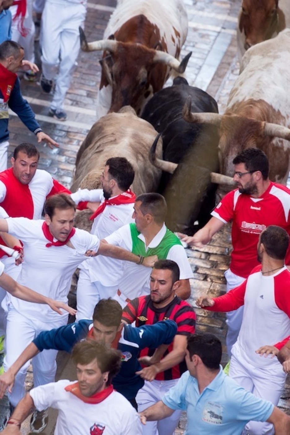 La parte delantera de la torada se abre paso por Estafeta. (Iñigo URIZ/ARGAZKI PRESS) La parte delantera de la torada se abre paso por Estafeta. (Iñigo URIZ/ARGAZKI PRESS)