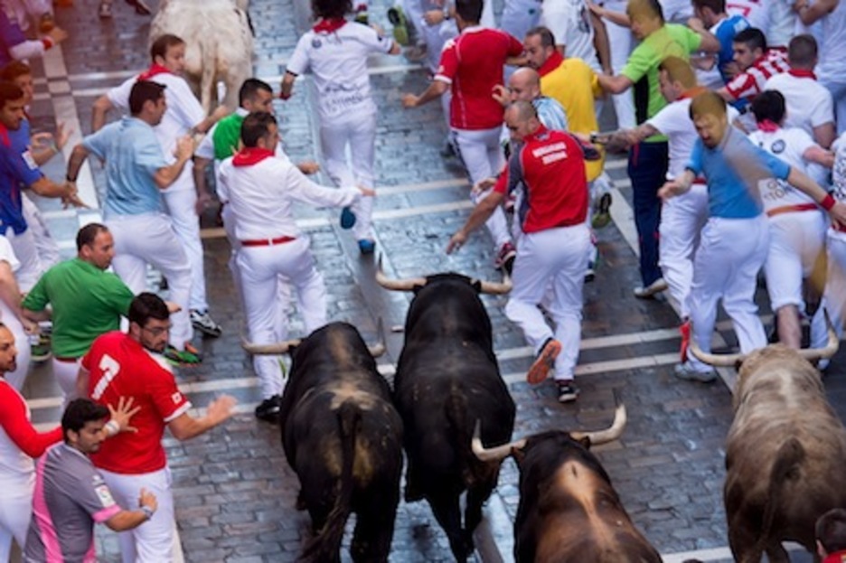 Los corredores aprovechan los huecos entre los toros para hacer bonitas carreras. (Iñigo URIZ/ARGAZKI PRESS) Los corredores aprovechan los huecos entre los toros para hacer bonitas carreras. (Iñigo URIZ/ARGAZKI PRESS)