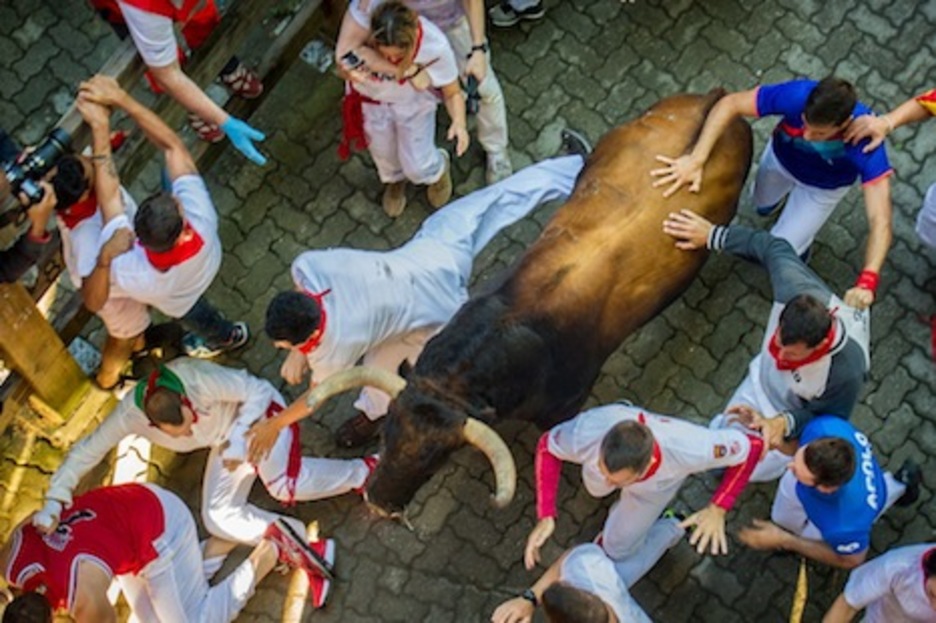Varios corredores se lanzan al suelo ante el paso de uno de los astados. (Gorka RUBIO/ARGAZKI PRESS) Varios corredores se lanzan al suelo ante el paso de uno de los astados. (Gorka RUBIO/ARGAZKI PRESS)