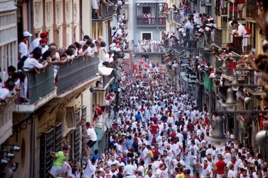Corredores y espectadores se agolpan en la calle y los balcones de Estafeta. (Iñigo URIZ/ARGAZKI PRESS) Corredores y espectadores se agolpan en la calle y los balcones de Estafeta. (Iñigo URIZ/ARGAZKI PRESS)