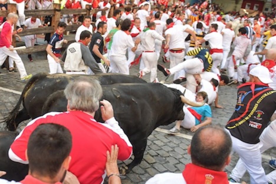 Varios corredores caen cuando llegan los toros. (Idoia ZABALETA/ARGAZKI PRESS) Varios corredores caen cuando llegan los toros. (Idoia ZABALETA/ARGAZKI PRESS)