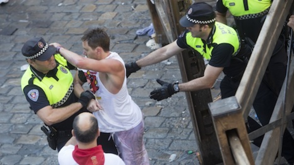 Agentes de Policía Municipal sacan del recorrido a un corredor que no está en condiciones. (Lander FDZ. ARROYABE/ARGAZKI PRESS)