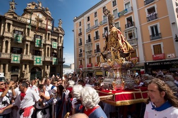 El santo, a su paso por la plaza Consistorial. (Iñigo URIZ/ARGAZKI PRESS)