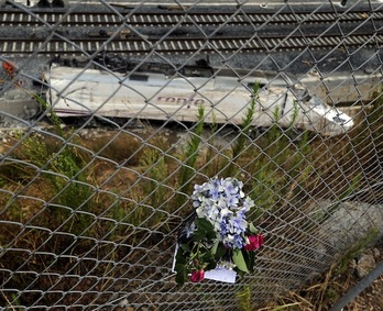 Flores en el lugar del accidente. (Rafa RIVAS / AFP)