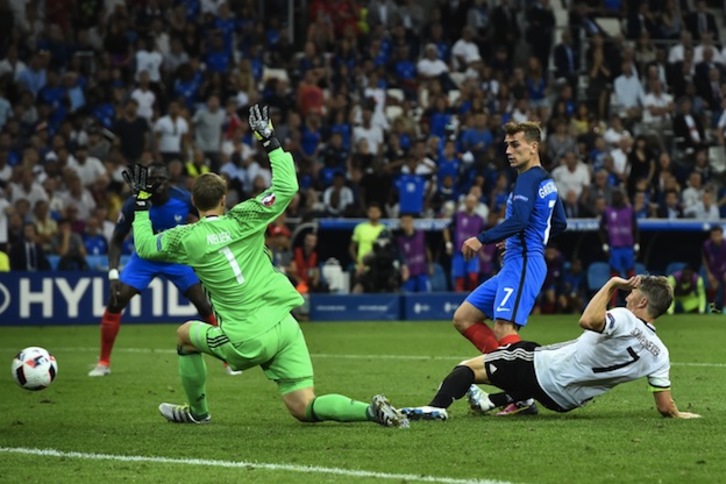 Griezmann es el más rápido para llegar al rechace de Neuer y marcar su segundo tanto. ( BERTRAND LANGLOIS / AFP)