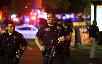 Policías desplegados en Dallas. (Ron JENKINS/AFP)