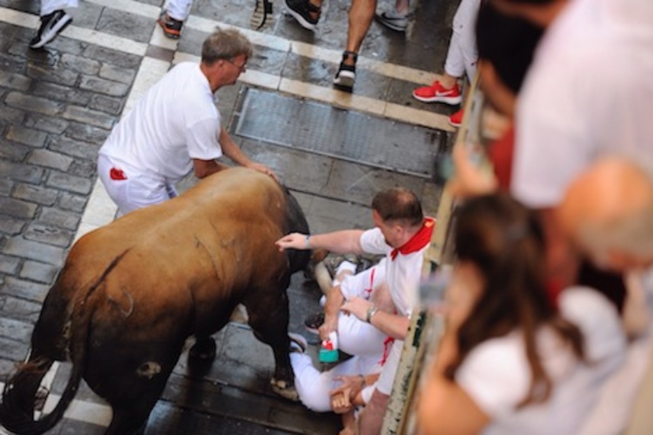 Unos de los astados sueltos se ceba con un corredor. (Jon URBE/ARGAZKI PRESS) Unos de los astados sueltos se ceba con un corredor. (Jon URBE/ARGAZKI PRESS)