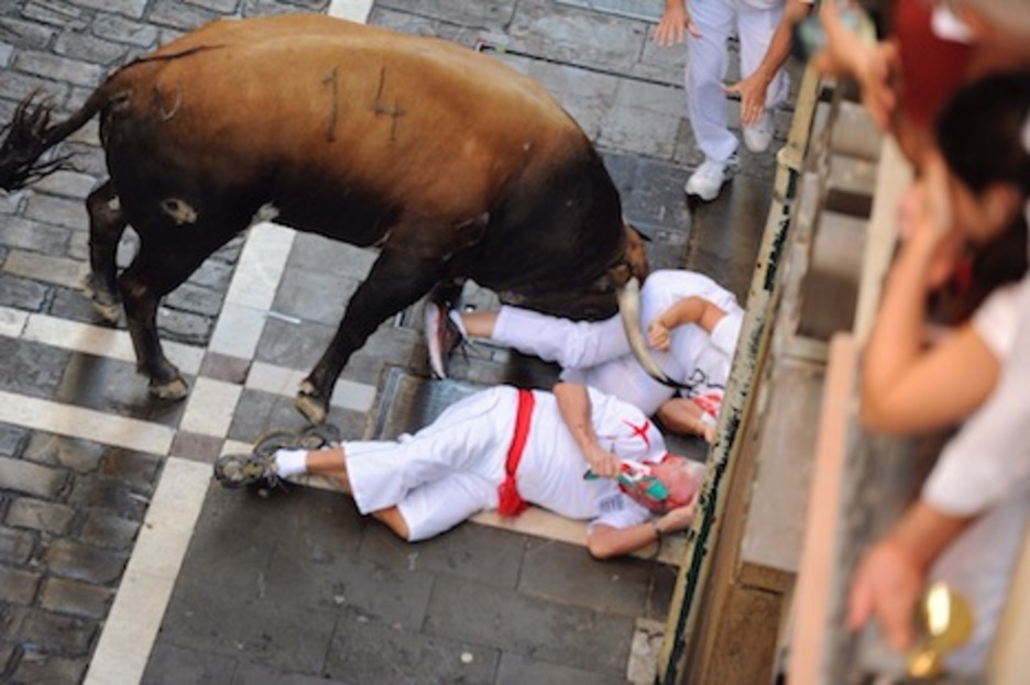 El mismo morlaco sigue intentado alcanzar al mismo mozo. (Jon URBE/ARGAZKI PRESS) El mismo morlaco sigue intentado alcanzar al mismo mozo. (Jon URBE/ARGAZKI PRESS)