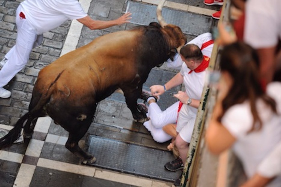 El burel lanza un derrote en profundidad. (Jon URBE/ARGAZKI PRESS) El burel lanza un derrote en profundidad. (Jon URBE/ARGAZKI PRESS)
