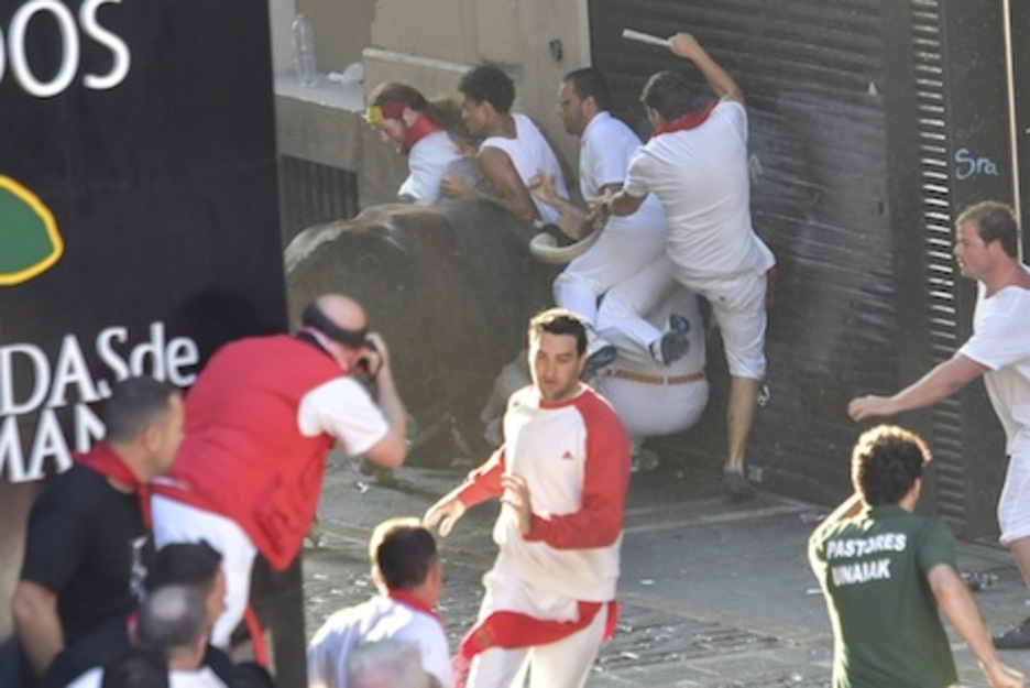 Un astado embiste a varios corredores al comienzo de Mercaderes. (Idoia ZABALETA/ARGAZKI PRESS) Un astado embiste a varios corredores al comienzo de Mercaderes. (Idoia ZABALETA/ARGAZKI PRESS)